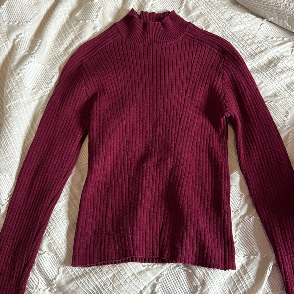 Bongo ribbed sweater 
Burgundy 
Mock neck
Long sleeve